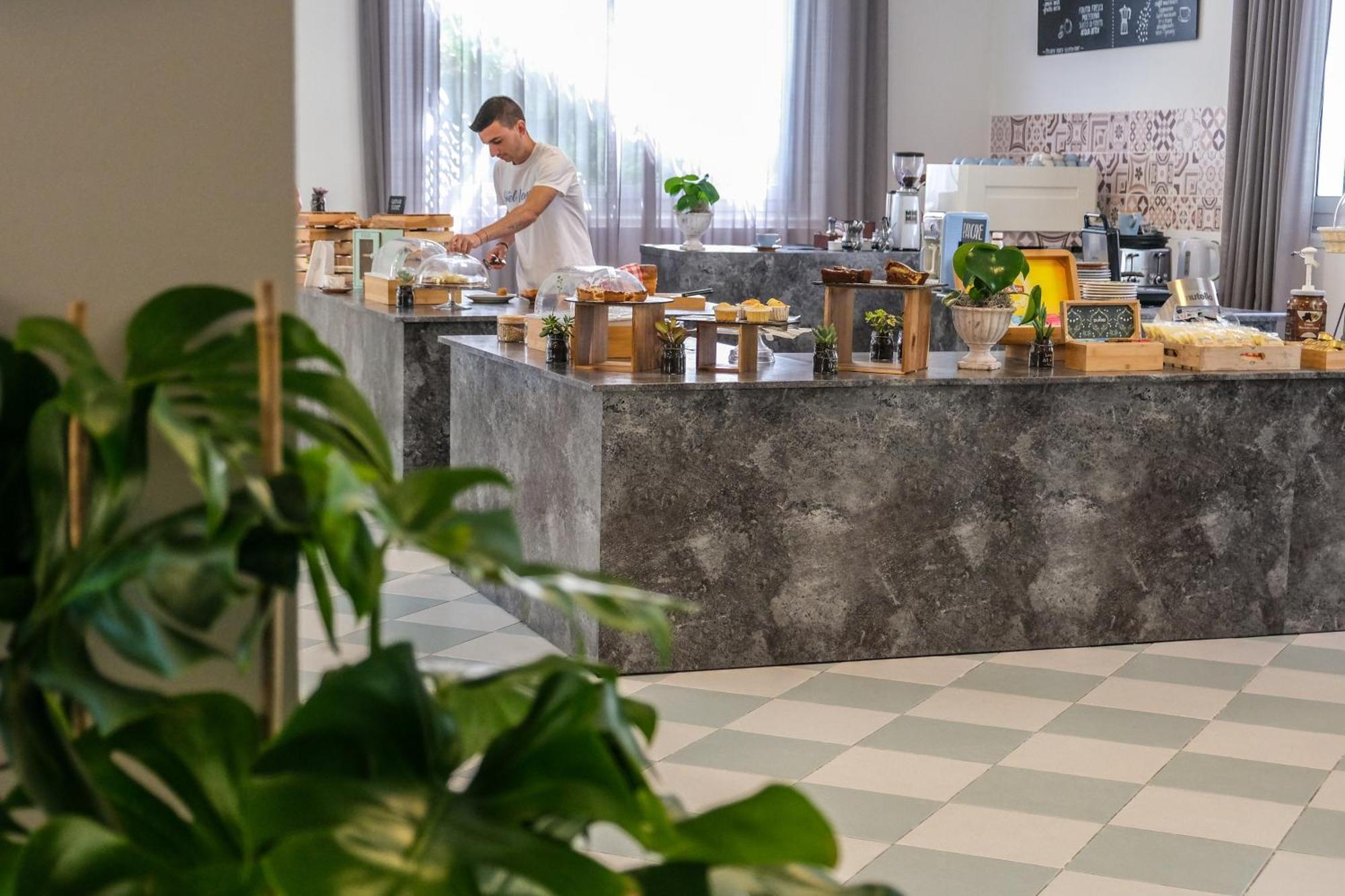 Hotel Vienna チェルヴィア エクステリア 写真